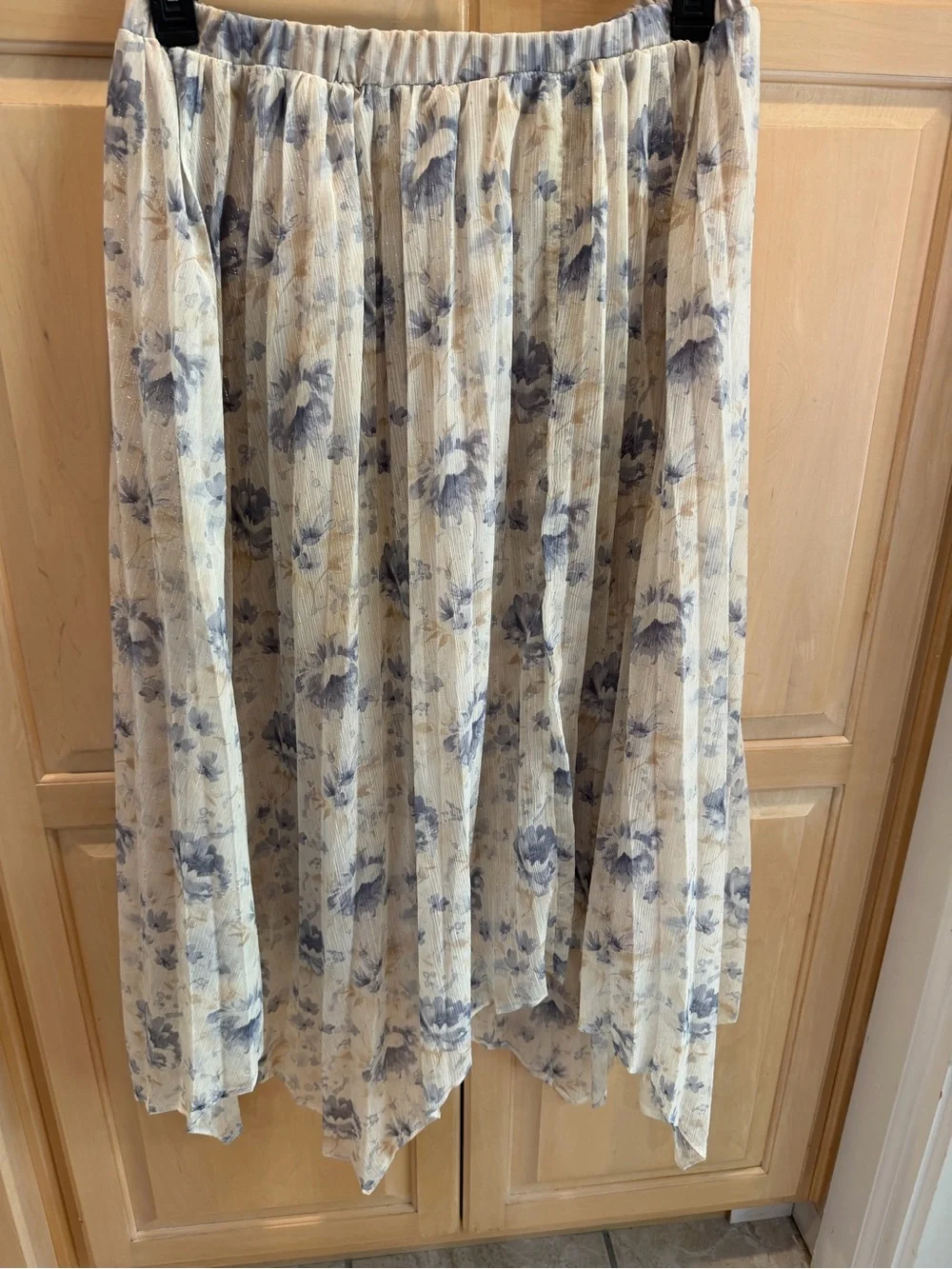 En Saison Cream Floral Skirt with Blue Blooms Sz. Large